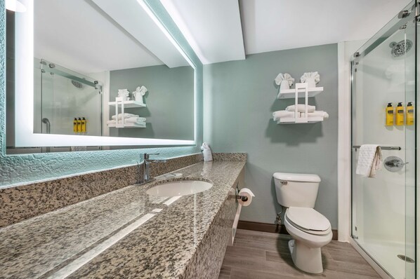 Habitación estándar, 2 camas Queen size, para no fumadores, refrigerador y microondas | Baño | Secadora de cabello, toallas, jabón, papel de baño