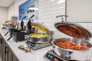 朝食 (ビュッフェ)、毎日提供 (無料)