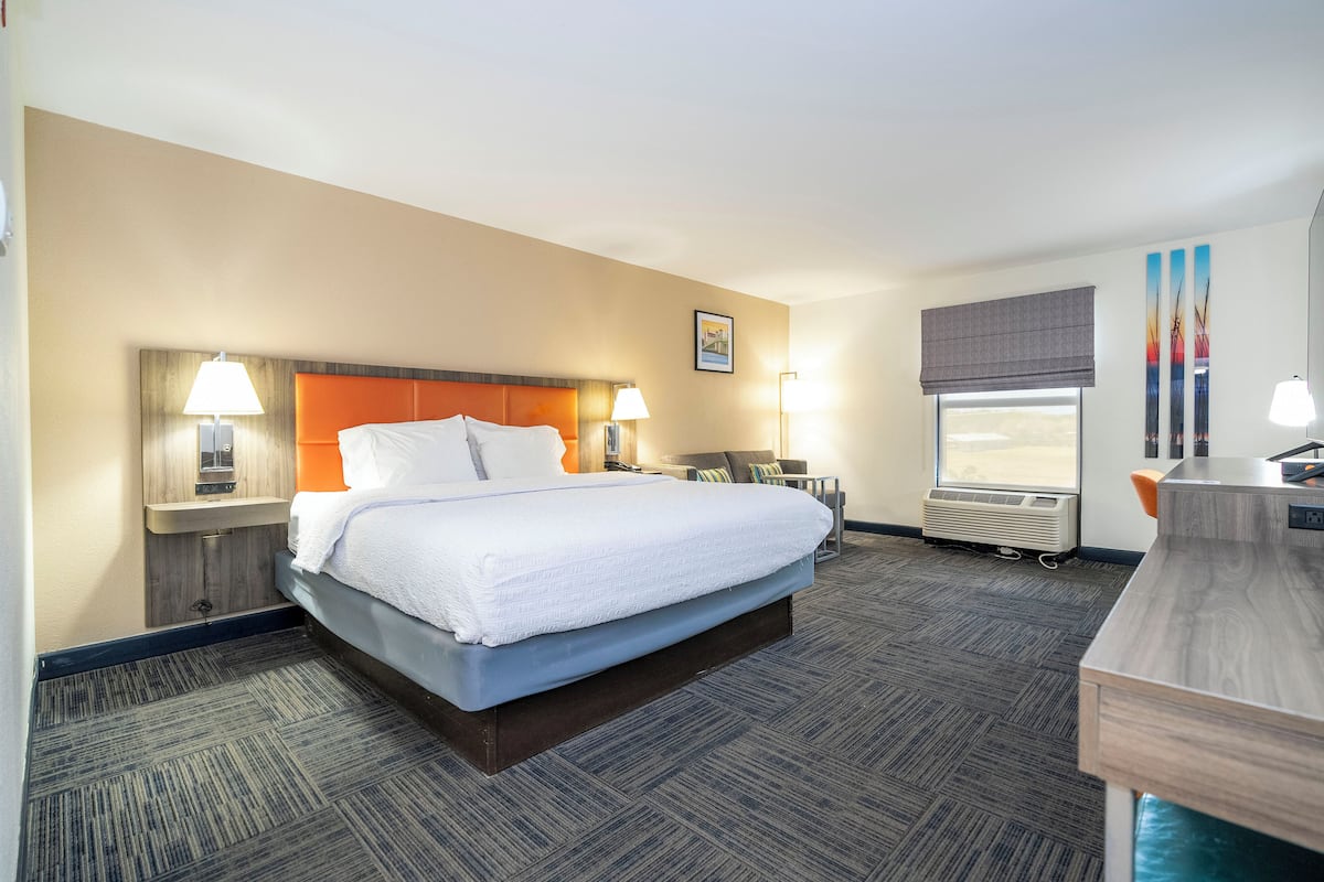 Bureau, fer et planche à repasser, lits bébé (gratuits)