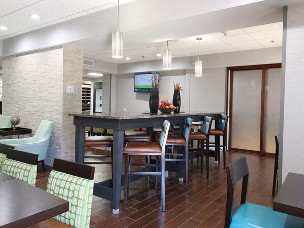 Desk, iron/ironing board, free cribs/infant beds, rollaway beds - Hampton Inn St. Augustine-I-95 (St. Augustine)