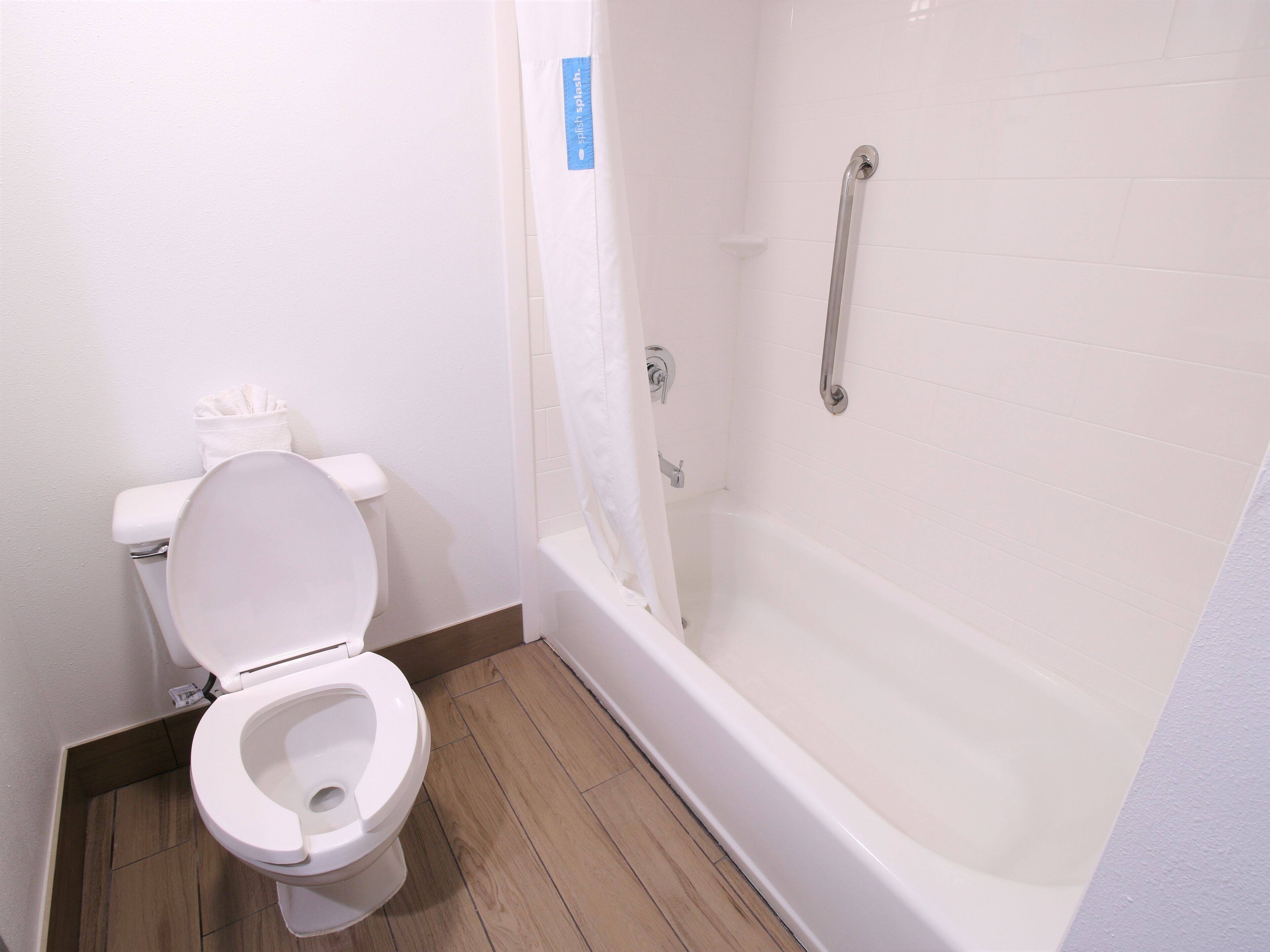 2 queen beds nonsmoking | bathroom | combined shower/bathtub, free toiletries, hair dryer, towels