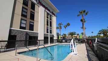 One King Bed, Non-Smoking, Accessible | Pool | Outdoor pool