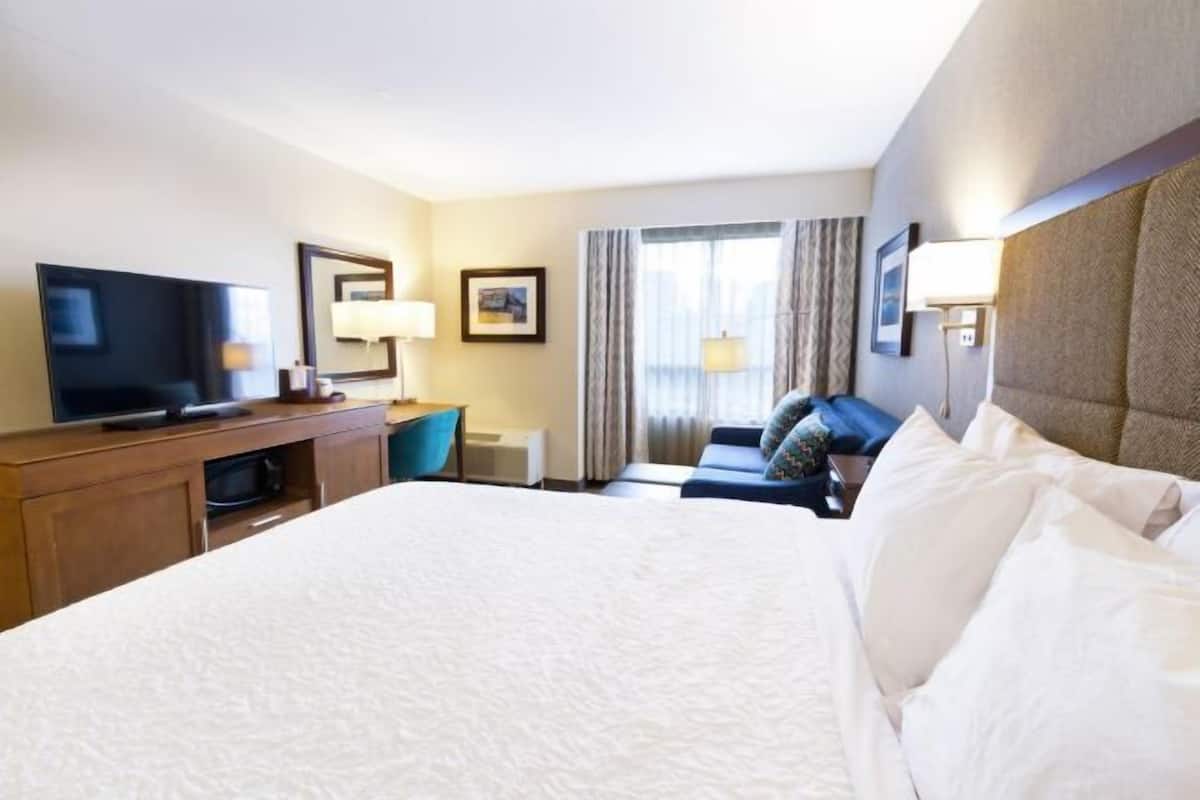 Premium bedding, in-room safe, desk, blackout curtains