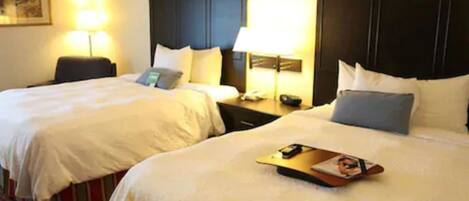 Hochwertige Bettwaren, Zimmersafe, Schreibtisch