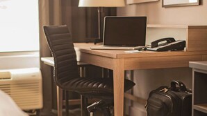 Premium bedding, in-room safe, desk, laptop workspace - Country Inn & Suites by Radisson, Toronto Mississauga, ON (Mississauga)