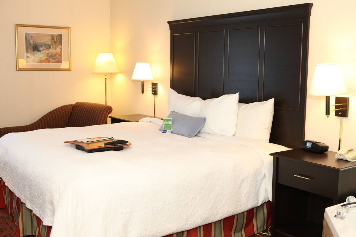 Premium bedding, in-room safe, desk, laptop workspace