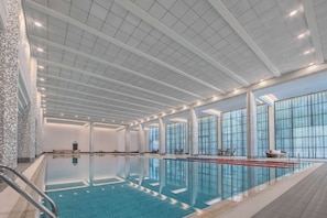 Innenpool, Außenpool, Sonnenschirme, Liegestühle