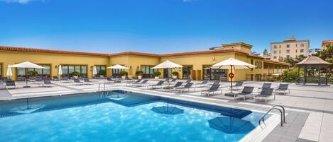 Sisäuima-allas, ulkouima-allas, aurinkovarjoja, aurinkotuoleja