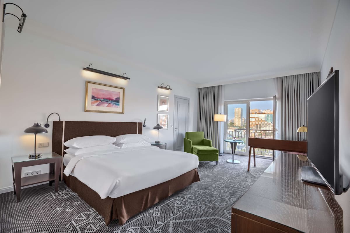 Room, 1 King Bed | Minibar, in-room safe, desk, soundproofing