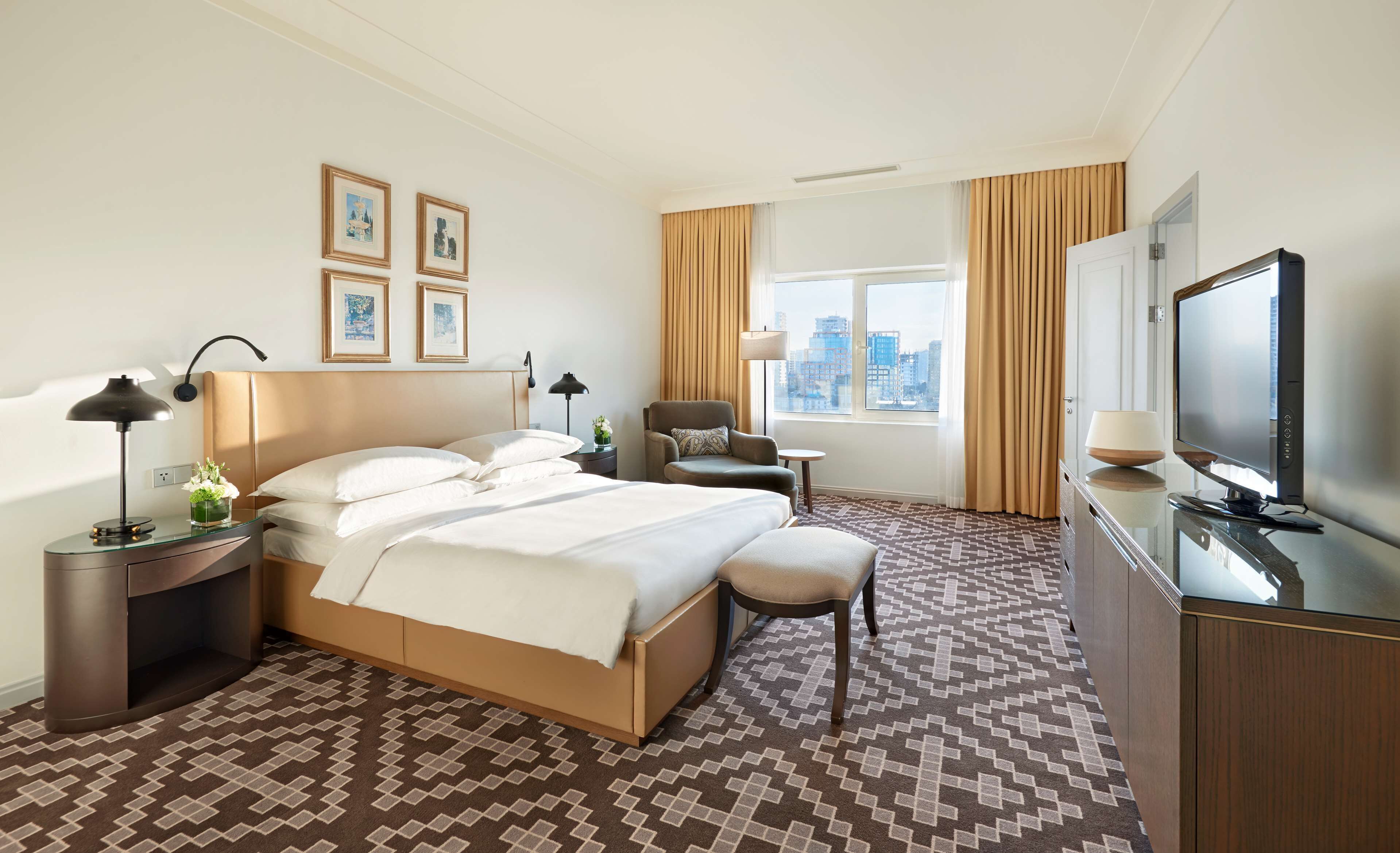 Room, 1 King Bed | Minibar, in-room safe, desk, soundproofing