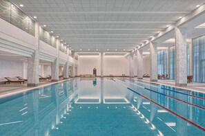 Indoor pool, outdoor pool, pool umbrellas, sun loungers - Hyatt Regency Baku (Baku)