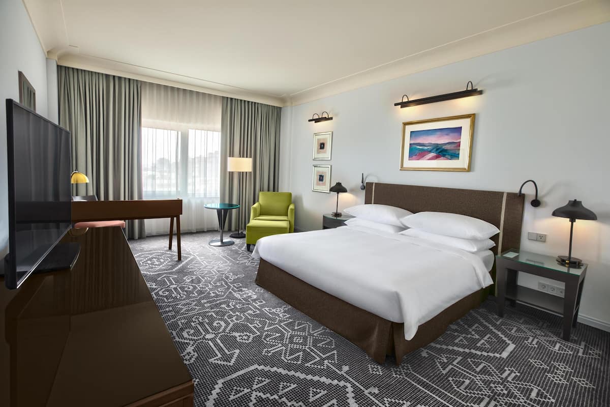 Room, 1 King Bed | Minibar, in-room safe, desk, soundproofing