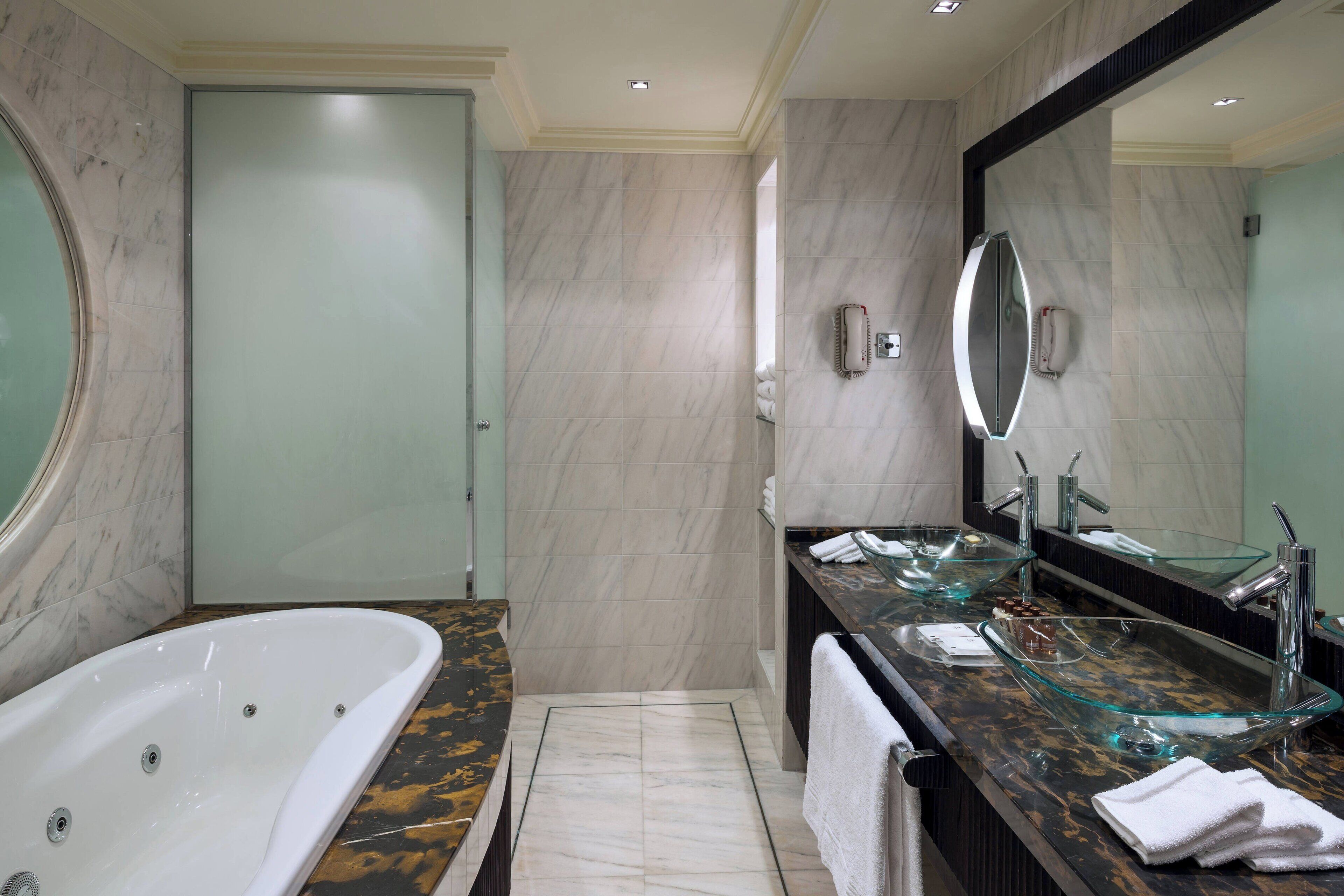 Vòi sen/bồn tắm kết hợp, đồ dùng nhà tắm miễn phí, máy sấy tóc 