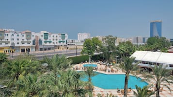 Piscine couverte, piscine extérieure