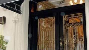 المنطقة المحيطة بالمنشأة