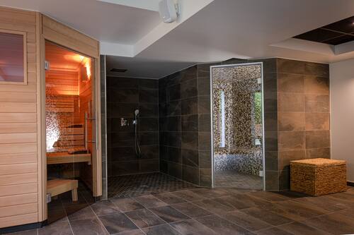 Couples treatment room(s), sauna, steam room, body treatments
