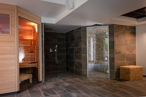 Salas de tratamiento para parejas, un sauna, baño turco