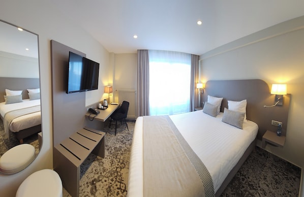 Comfort Room, 1 Queen Bed, Non Smoking | In-room safe, individually furnished, desk, blackout curtains