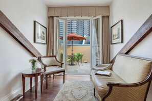 Sengetøy av topp kvalitet, senger med overmadrass og safe på rommet