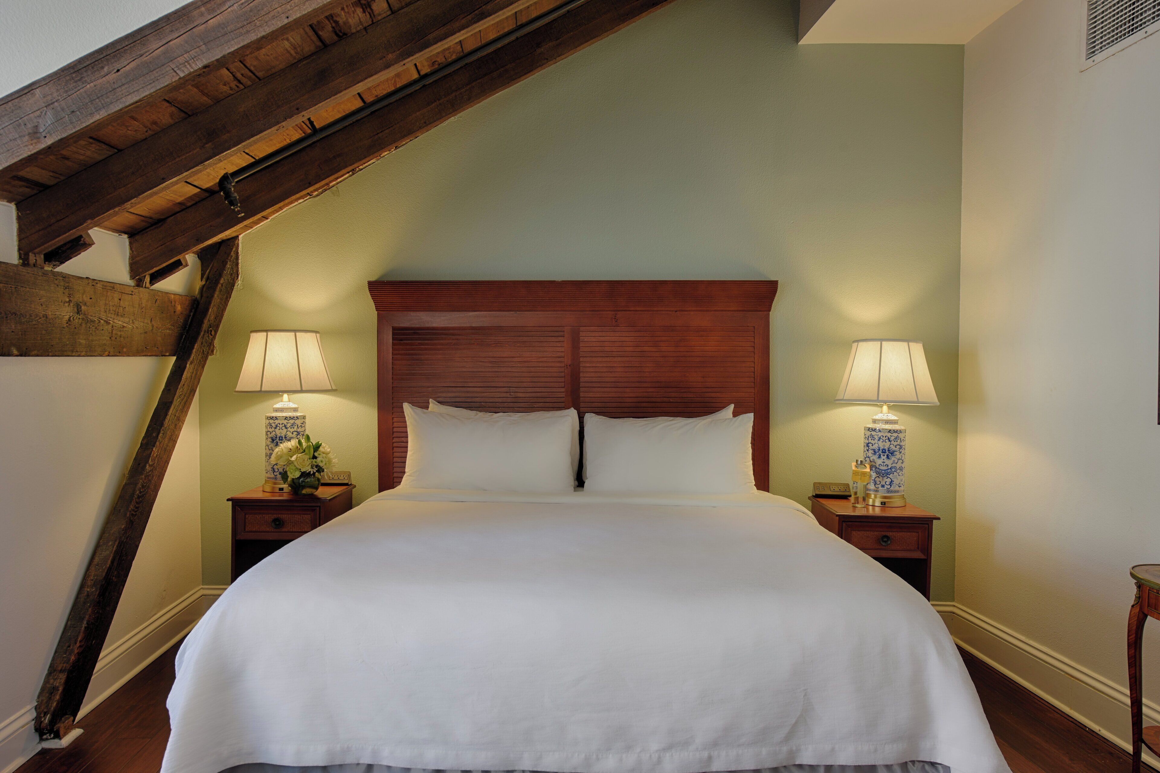 Premium Room, 1 King Bed, Balcony | Premium bedding, pillowtop beds, in-room safe, desk