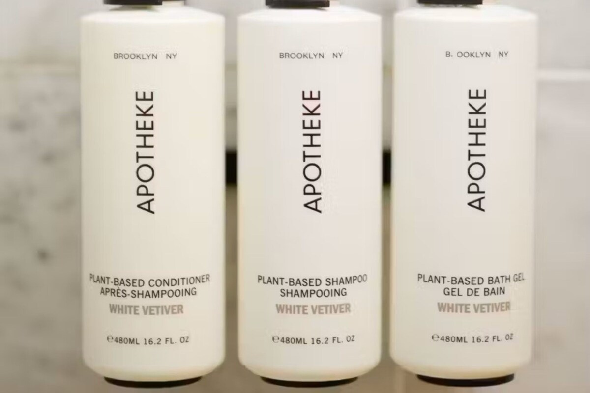 Tres botellas de champú y acondicionador de vetiver blanco Apotheke.