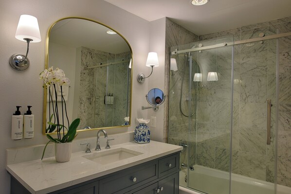 Premium bedding, pillow-top beds, in-room safe, desk - voco St. James Hotel by IHG (New Orleans)