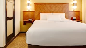 Kamar, 1 Tempat Tidur King (High Floor) | Seprai premium, meja kerja, dan ruang kerja ramah laptop