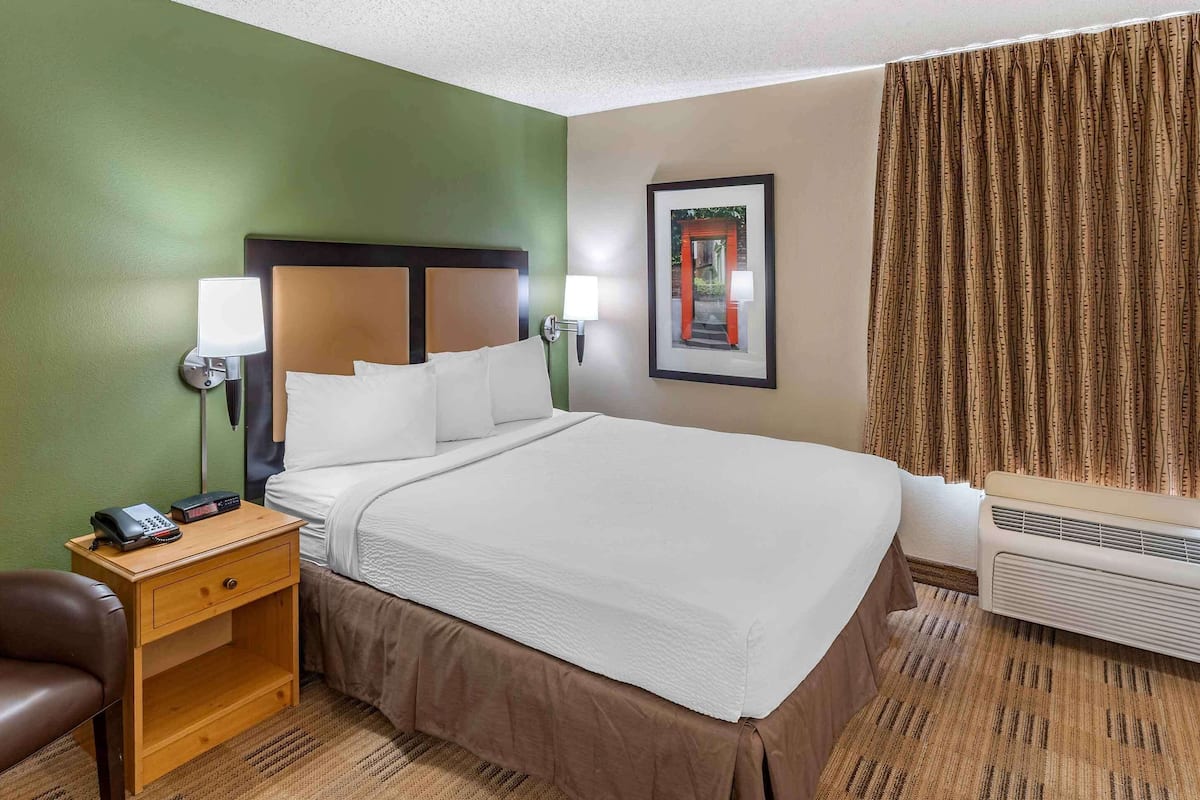 Desk, blackout drapes, iron/ironing board, free WiFi