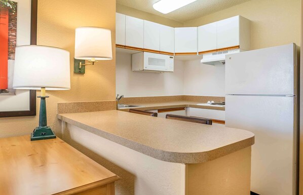 Deluxe Studio, 1 King Bed with Sofa bed, Non Smoking | Desk, blackout drapes, iron/ironing board, free WiFi - Auburn Hills Extended Stay Inn (Auburn Hills)