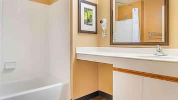 Combined shower/tub, free toiletries, hair dryer, towels