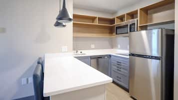 Studio suite, 1 kingsize bed (Dining Area) | Privékeuken | Een koelkast, een microgolfoven, een kookplaat