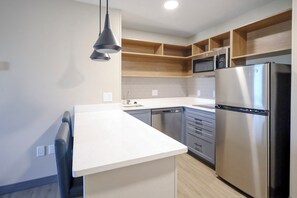Studio Suite, 1 King Bed (Dining Area) | Private kitchen