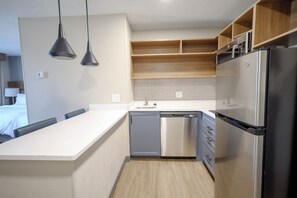 Suíte estúdio, 1 cama King (Dining Area) | Escrivaninha, ferros/tábuas de passar roupa, Wi-Fi de cortesia