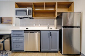 Desk, iron/ironing board, free WiFi, bed sheets - Beachwood Extended Suites (Beachwood)