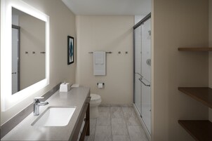Bañera con ducha, artículos de tocador gratuitos, secador de pelo