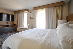 Escritorio, tabla de planchar con plancha, wifi gratis y ropa de cama 