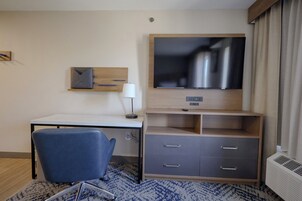 Escritorio, tabla de planchar con plancha, wifi gratis y ropa de cama 