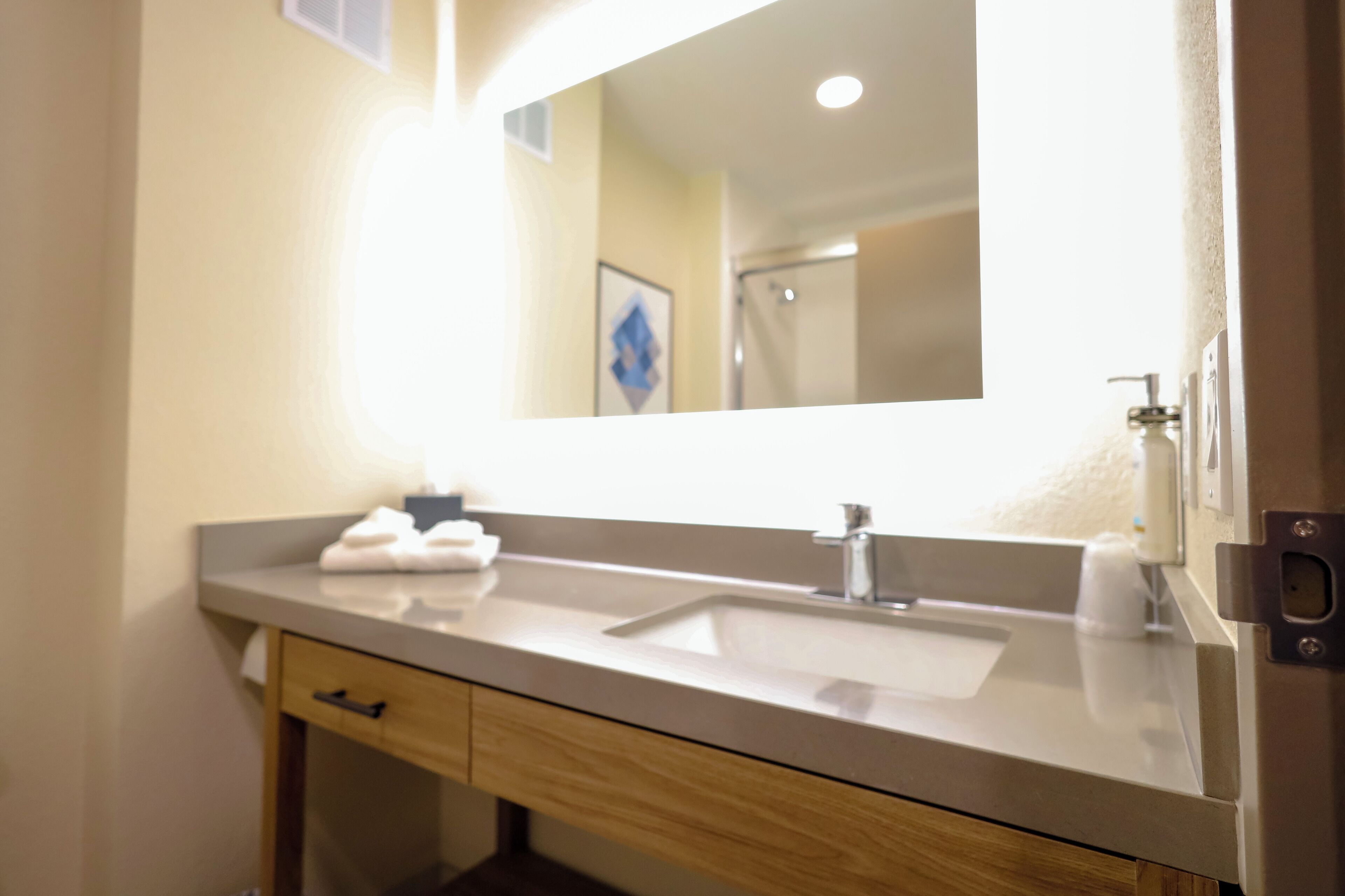 Combined shower/bathtub, free toiletries, hair dryer, towels