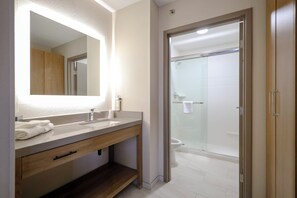 Ensemble baignoire-douche, articles de toilette (gratuits)