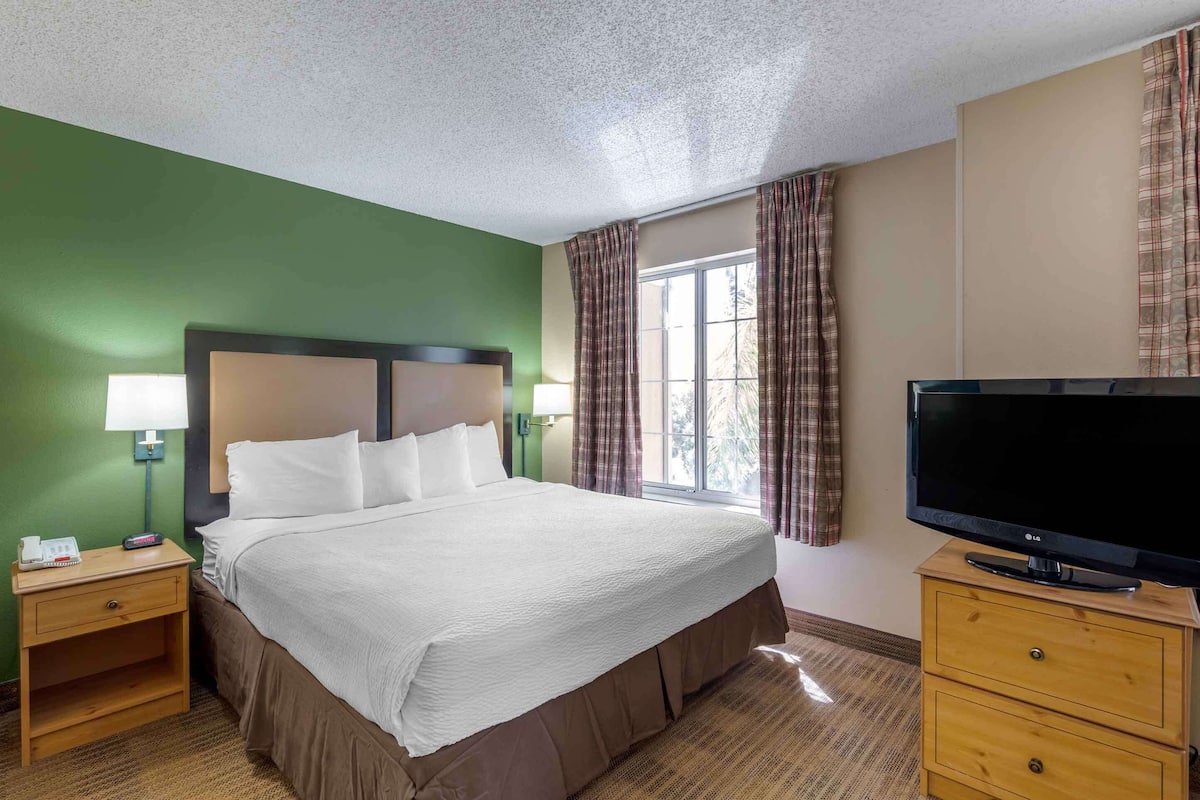 Deluxe Studio, 1 King Bed with Sofa bed, Non Smoking | Desk, iron/ironing board, free WiFi, bed sheets