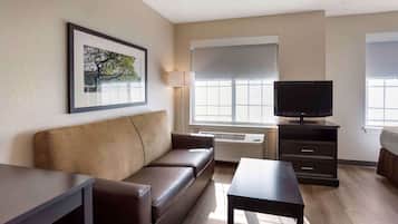 Escritorio, cortinas blackout y tabla de planchar con plancha