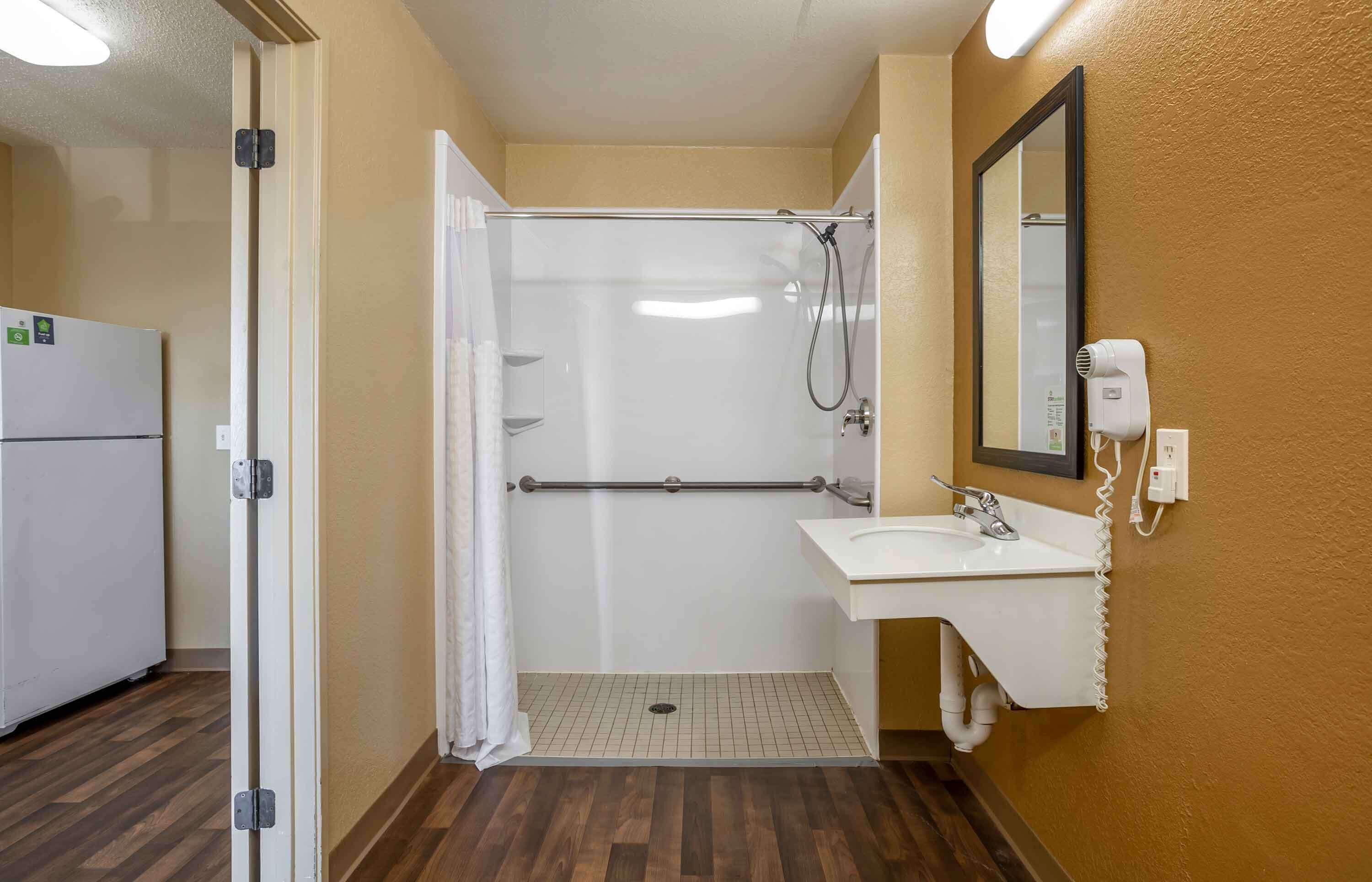 Studio, 1 Queen Bed, Accessible, Non Smoking | Bathroom | Combined shower/tub, free toiletries, hair dryer, towels