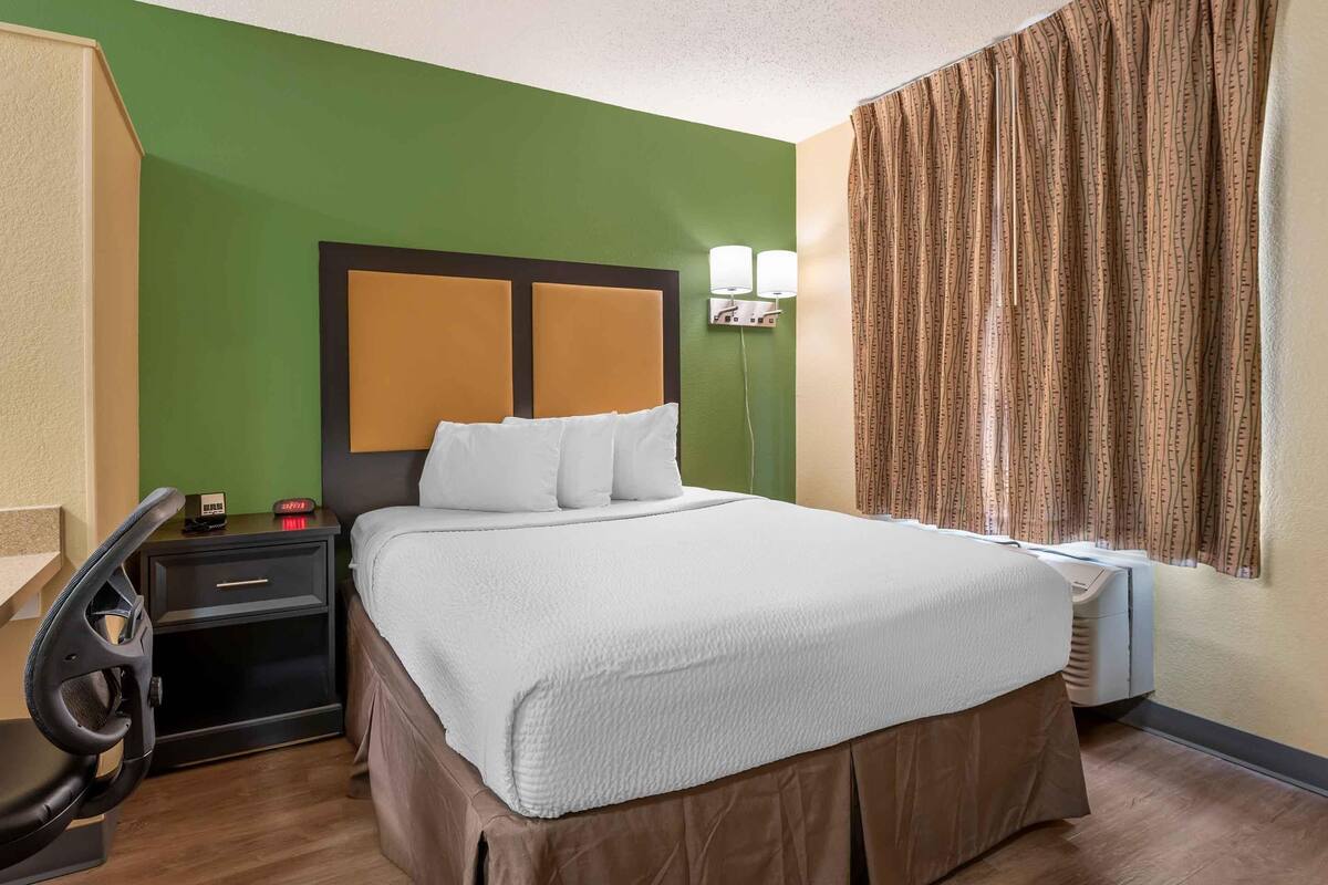 Deluxe Studio, 1 Queen Bed with Sofa bed, Accessible, Non Smoking | Desk, laptop workspace, WiFi (free), bed sheets
