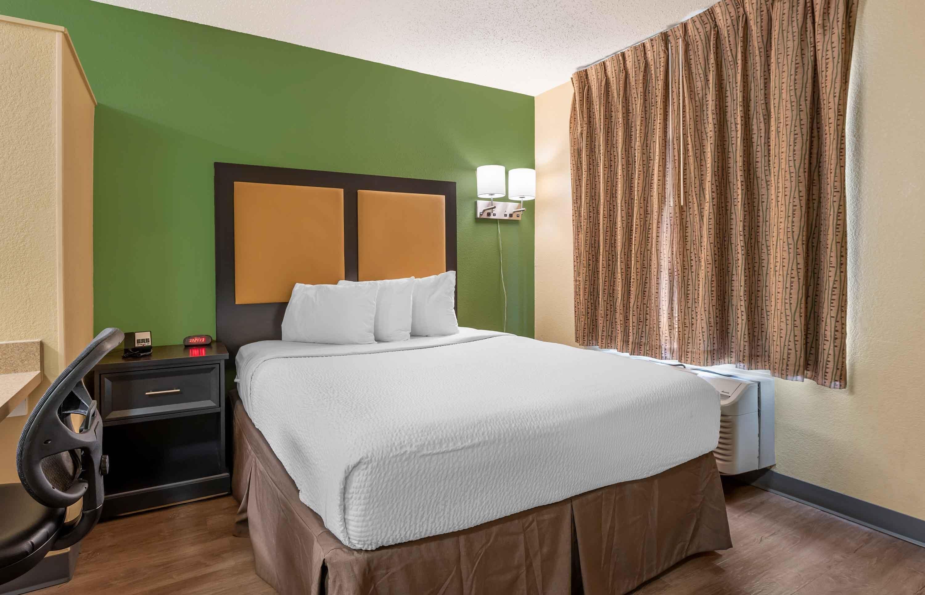 Deluxe-Studio, 1 Queen-Bett und Schlafsofa, barrierefrei, Nichtraucher | Schreibtisch, laptopgeeigneter Arbeitsplatz, kostenloses WLAN