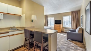 Deluxe Studio, 1 King Bed with Sofa bed, Non Smoking | Private kitchen | Fridge, microwave, stovetop - Extended Stay America Select Suites Chicago Lombard Oakbrook (Lombard)
