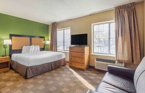Deluxe Studio, 1 King Bed with Sofa bed, Non Smoking | Desk, laptop workspace, free WiFi, bed sheets