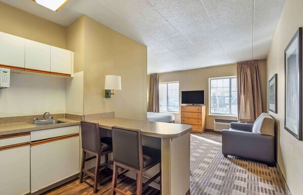 Deluxe Studio, 1 King Bed with Sofa bed, Non Smoking | 1 bedroom, desk, laptop workspace, free WiFi