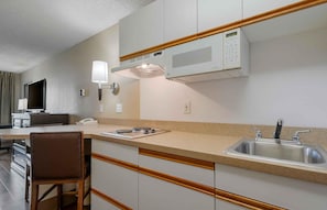 Geladeira, micro-ondas, cooktop