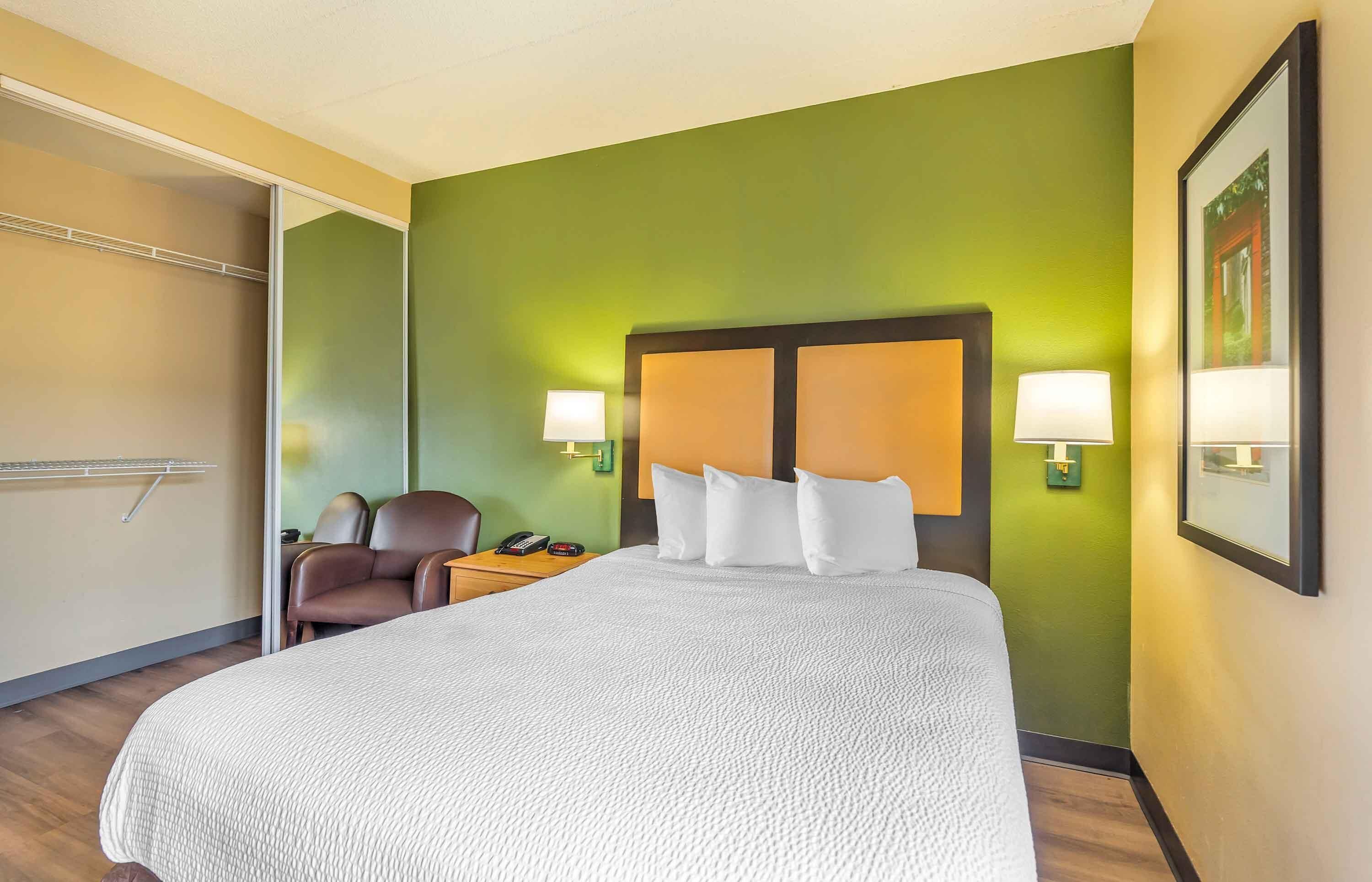 Bureau, espace de travail pour ordinateur portable, Wi-Fi gratuit