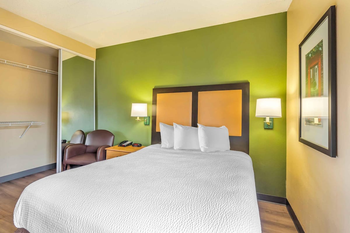 Bureau, espace de travail pour ordinateur portable, Wi-Fi gratuit